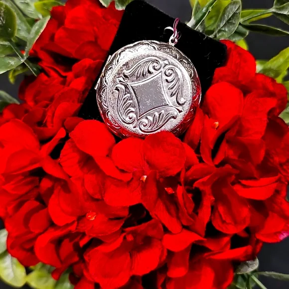 Elegant Silver Locket Pendant - Picture 7 of 7